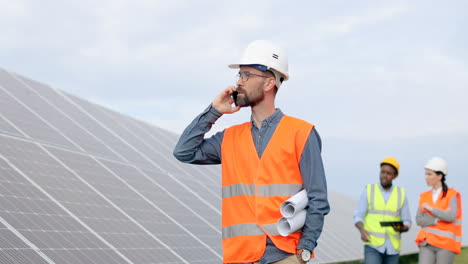 Ingeniero-Jefe-Hablando-Por-Teléfono-Mientras-Está-De-Pie-En-Una-Plantación-Solar