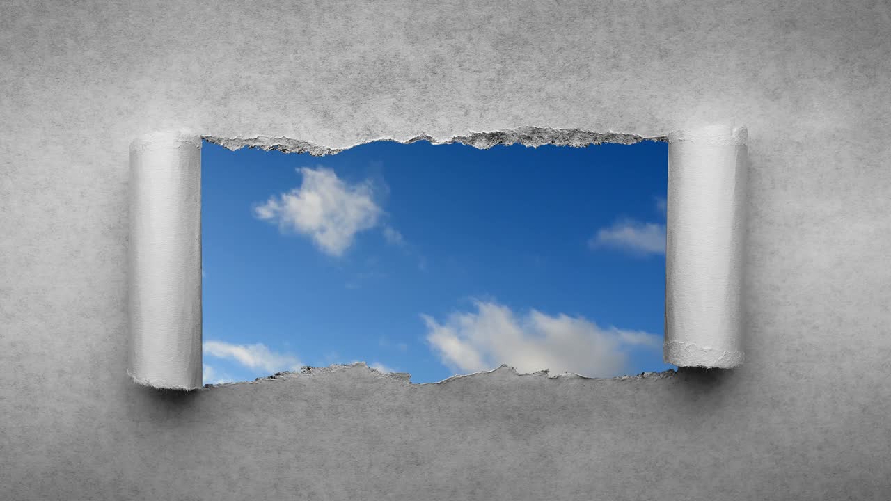 4k 타임  영상으로 푸른 하늘에서 빠르게 움직이는 구름이 오래된 레트로 그런지 빈티지 종이에 어진 가장자리를 가진 구을 통해 볼 수 있습니다.