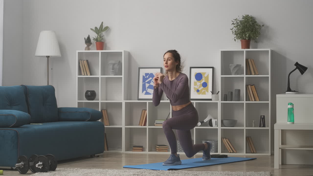 mujer joven entrenando en casa entrenamiento en auto-aislación y bloqueo pérdida de peso y estilo de vida saludable