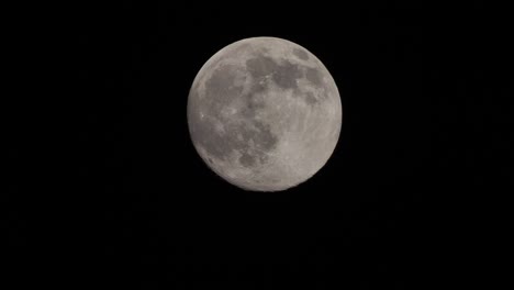 Vollmond-Bewegt-Sich-Schnell-Am-Dunklen-Himmel