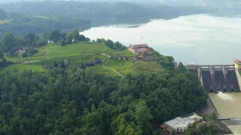 Doboszyce-Schloss-Und-Wasserdamm-In-Der-Nähe-Von-Krakau,-Polen-Wasser,-Damm,-See,-Grün,-Baum,-Nebel,-Bäume,-Blau