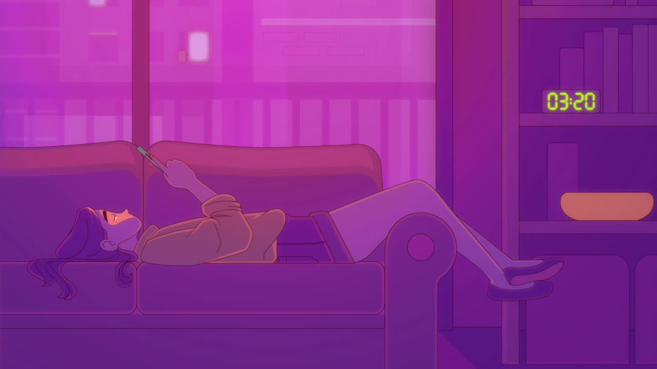 mujer relajándose en el sofá por la noche