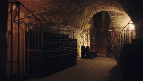 fotografía general de una bodega de vino subterránea débilmente iluminada en burgos, españa