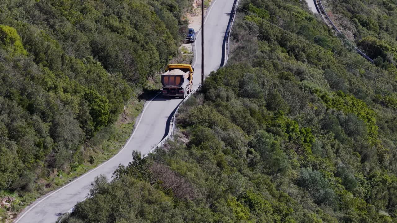Drone Seguindo Caminhão Amarelo em Estrada Sinuosa e Serpenteante Através das Montanhas Mediterrânicas, Corfu, Grécia