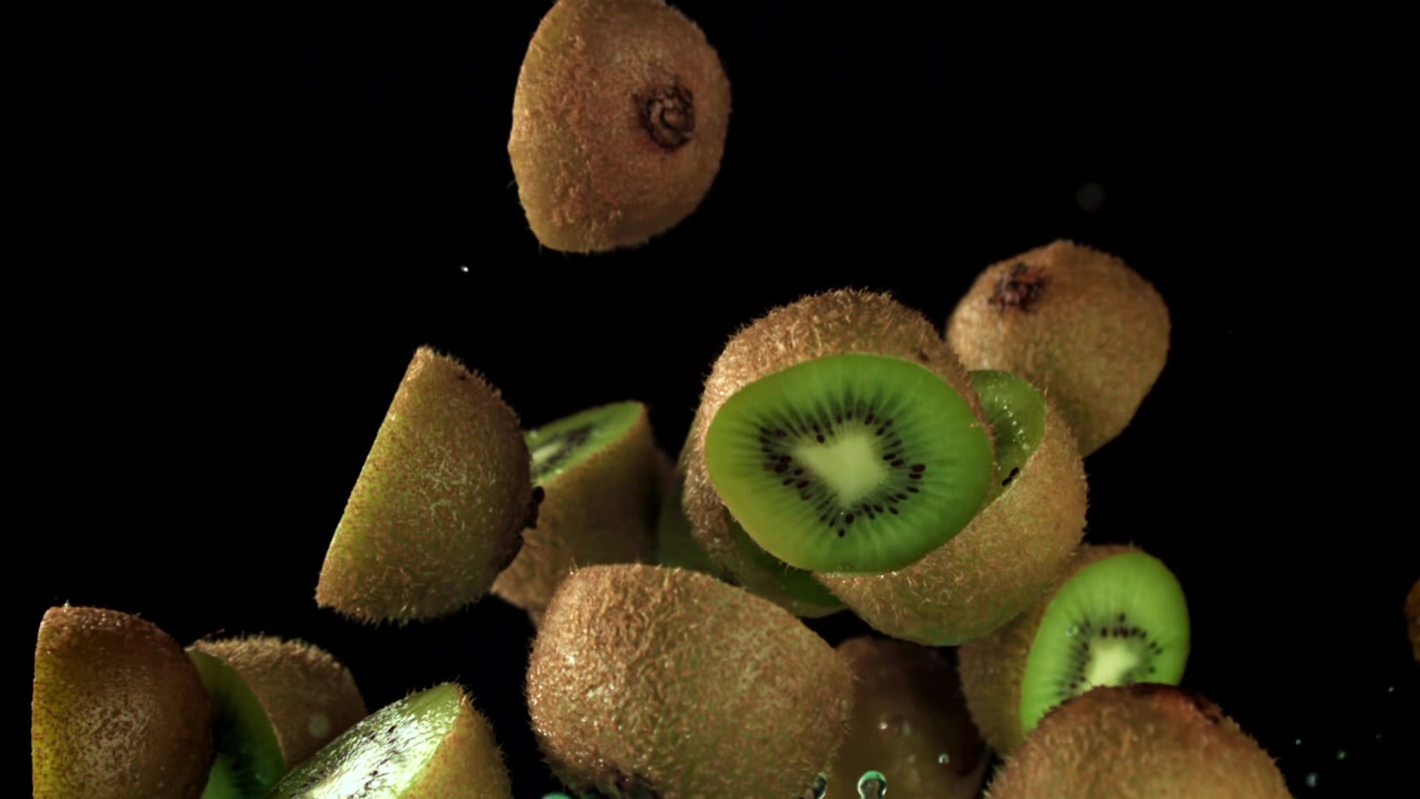 Rodajas de kiwi fresco cayendo a cámara lenta