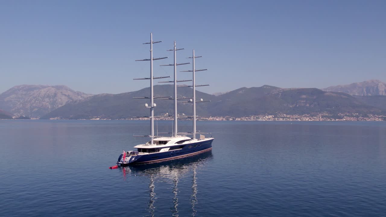 Suggestiva vista aerea dello yacht Black Pearl nella Baia di Cattaro, Montenegro
