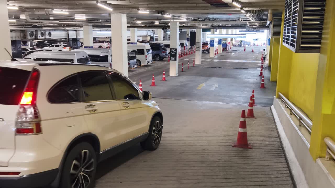 자동차가 있는 지하 주차장