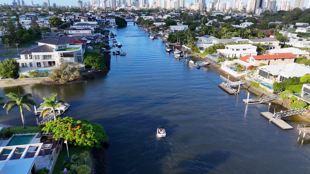 보트 가 브로드비치 의 경치 좋은 운하 를 항해 하고 있다