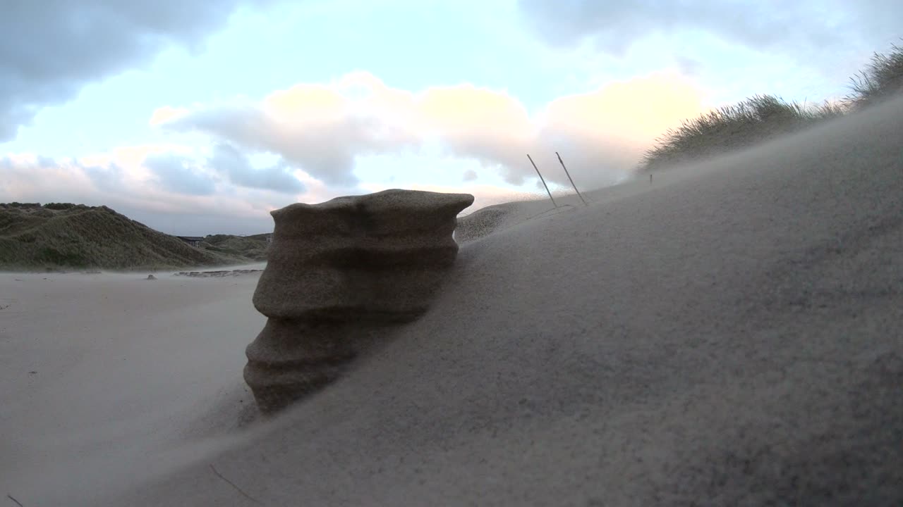 dunas de arena con hierba de dunas en la tormenta del mar del norte, dunas de senderismo, protección de diques, sondervig, jutlandia, dinamarca, 4k