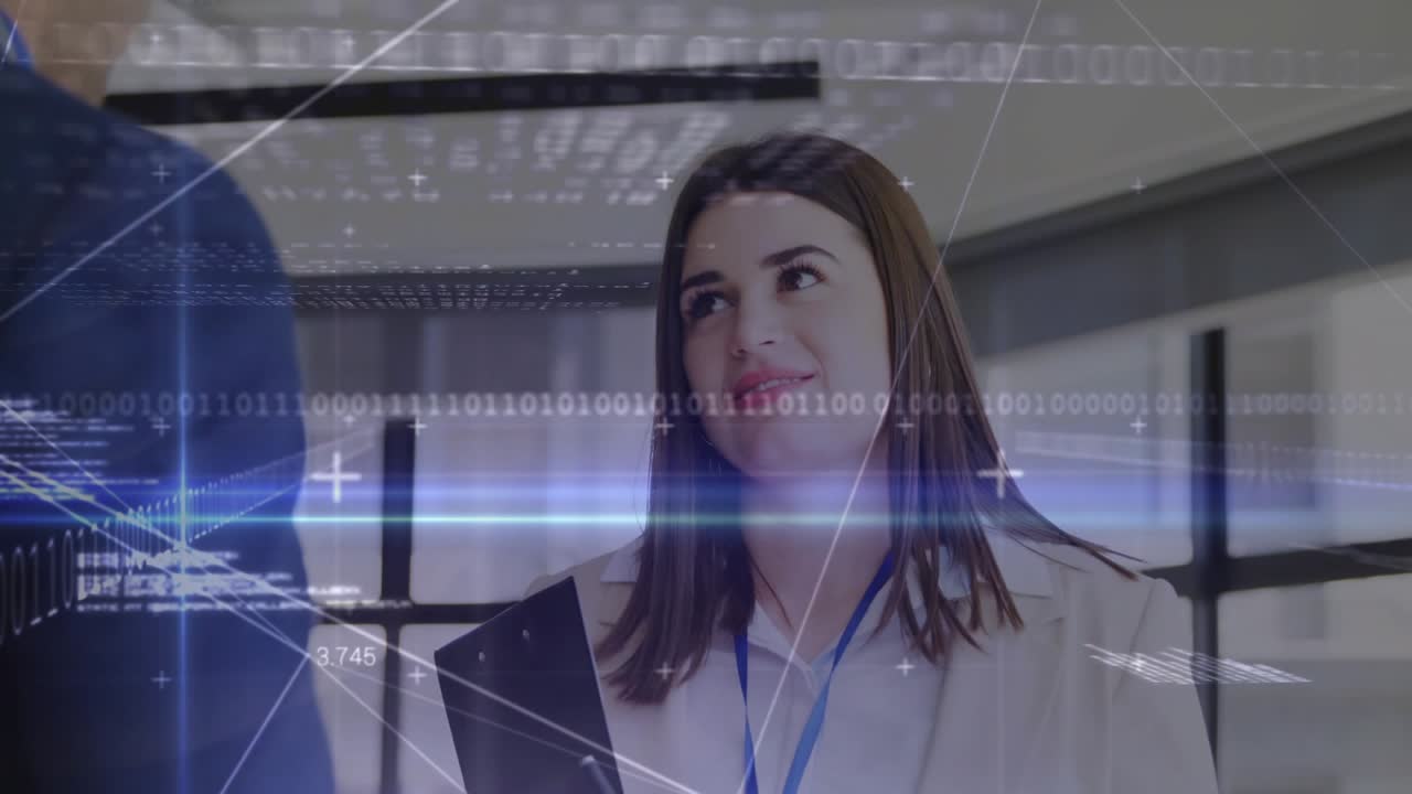 Manager donna che coinvolge un collega in una reception aziendale, trasmettendo dati in streaming su un'interfaccia traslucida