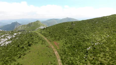 fotografía aérea de la montaña monsacro en asturias, españa. el horizonte azul, el paisaje verde y exuberante.