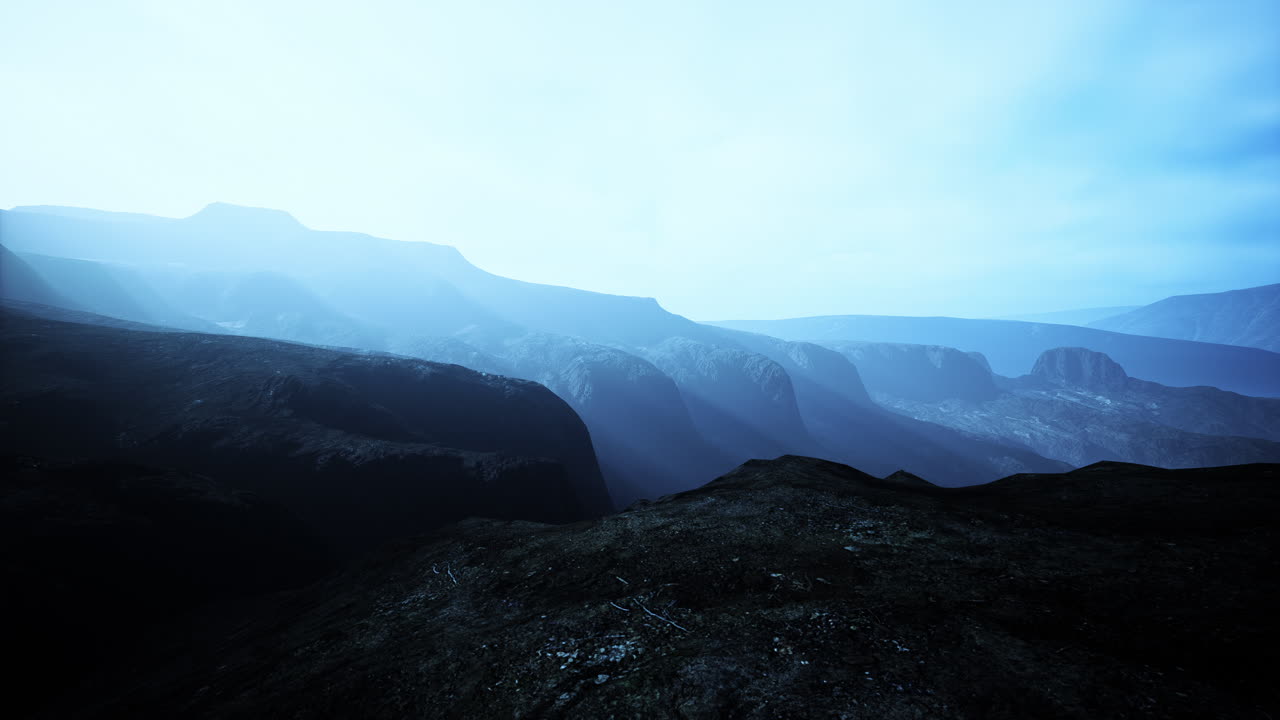 vista del pico del himalaya en la niebla profunda
