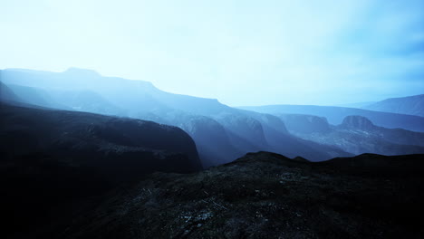 Blick-Auf-Den-Himalaya-Gipfel-Im-Tiefen-Nebel