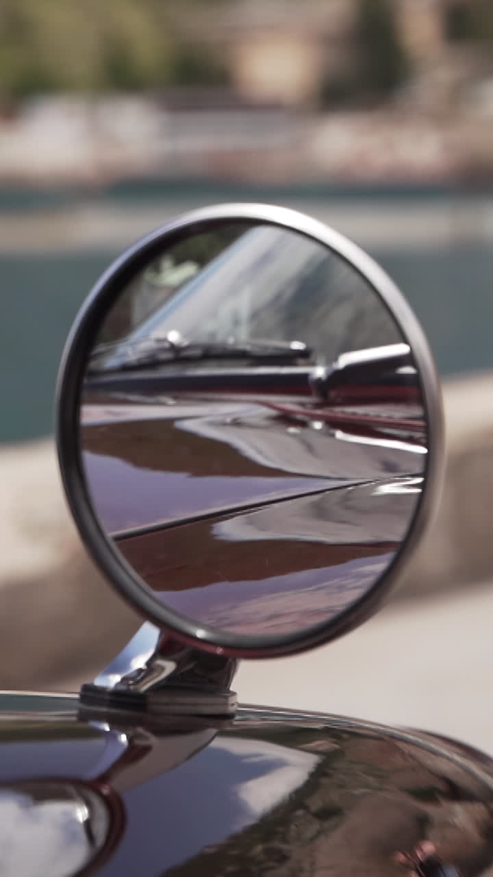 Riflesso nello specchietto retrovisore di un'auto d'epoca
