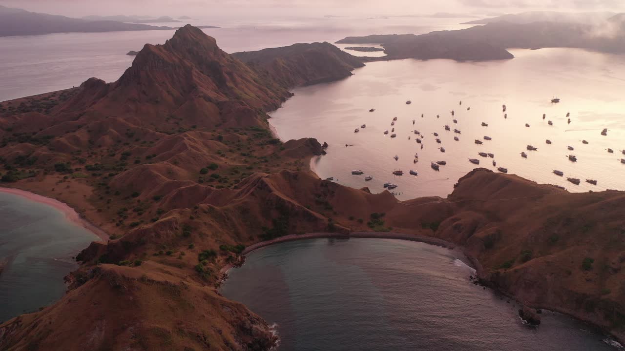 vista aérea de la isla de padar, parque nacional de komodo, indonesia