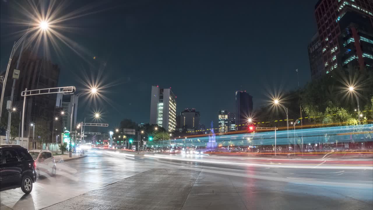 Nocturnal time lapse of the intersection of Paseo de la Reforma and Avenida de los Insurgentes with traffic. Mexico City