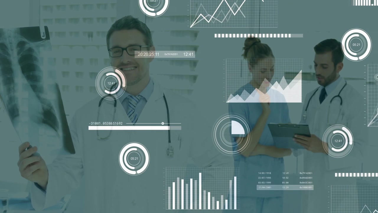 Médico examinando raio-X enquanto enfermeira aponta tablet e revela gráficos em clínica médica para diagnosticar.