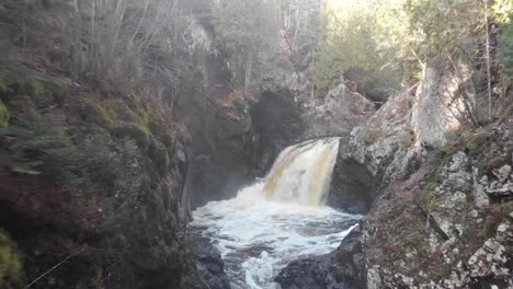 Kleine-Wasserfallszene,-Die-Rückwärts-Geht