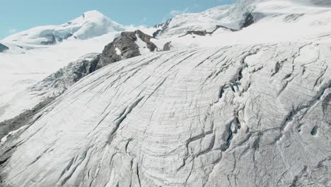 Reveladora-Toma-Aérea-Del-Glaciar-De-La-Montaña-De-Hielo-En-Suiza,-Vista-Aérea-Masiva-De-La-Montaña-Del-Hermoso-Paisaje-Montañoso