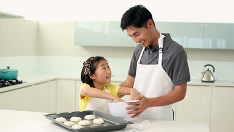 Padre-E-Hija-Haciendo-Galletas-Juntos