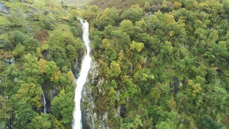la idílica cordillera de snowdonia aber falls falls national park vista aérea