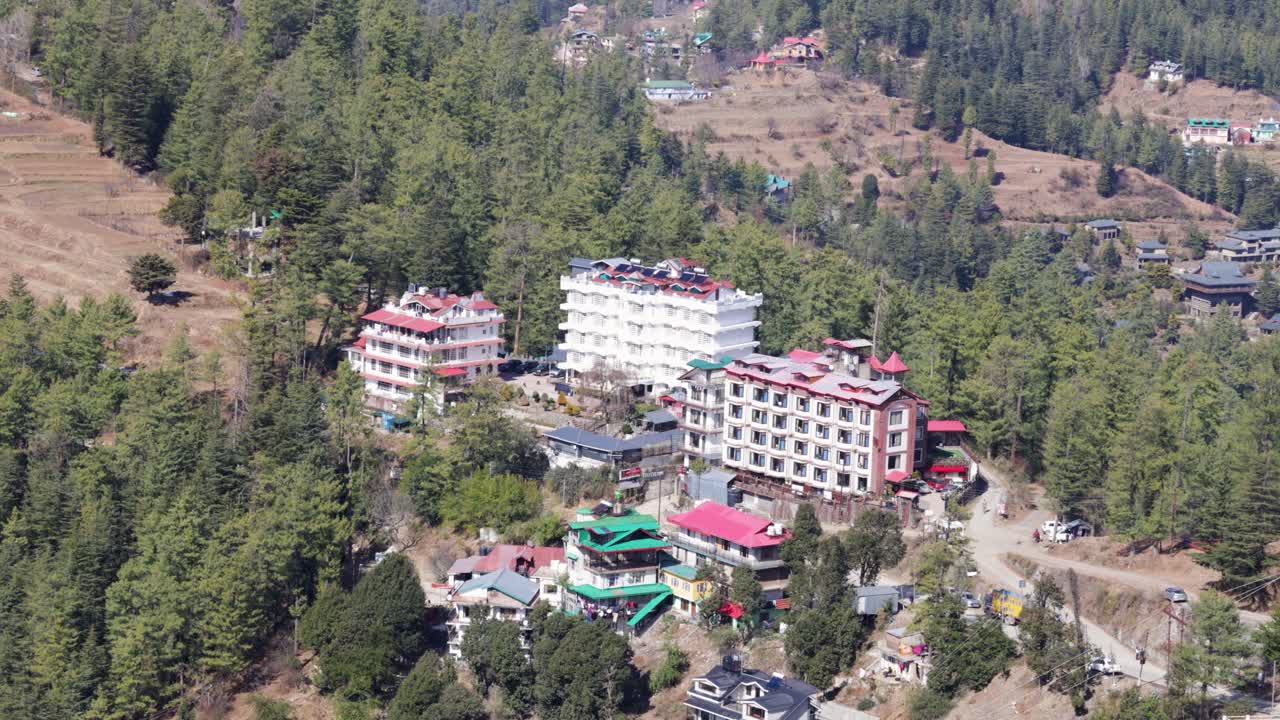 Dağlık bölgede, çam ormanıyla çevrili, otel ve evlerin bulunduğu yamaç kasabası.