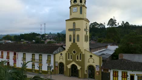 Aerial-Establishing-Shot-of-Our-Lady-of-Carmen-Catholic-Church-in-Salento,-Colombia