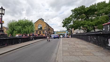 peatones y vehículos que cruzan el puente de camden town