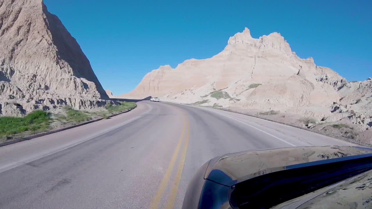 Conduciendo a través del Parque Nacional Badlands en Dakota del Sur.