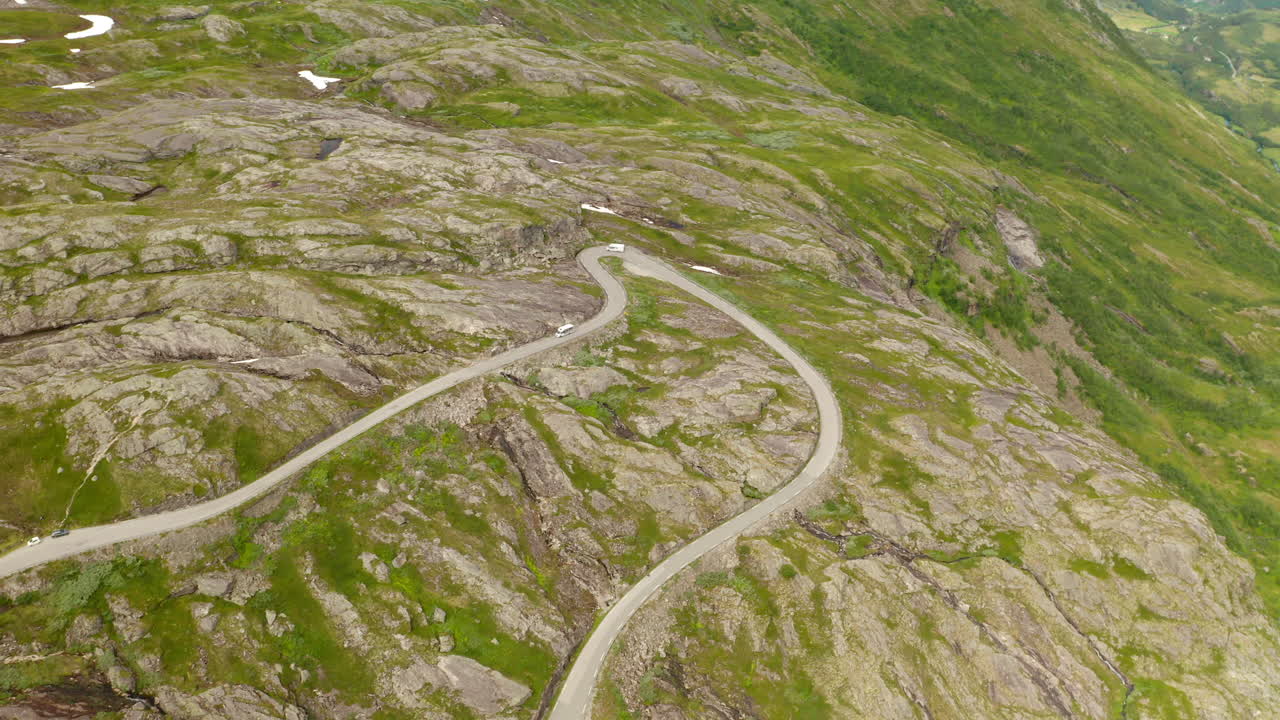 furgonetas que viajan por una carretera de montaña con curvas desde eidsdal hasta el pueblo de geiranger en el oeste de noruega
