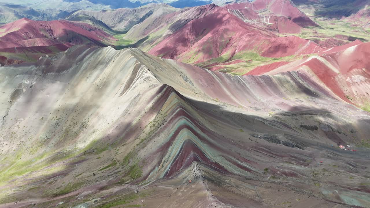 vista aérea de drones de vinicunca winikunka montaña de siete colores montaña arco iris montañas andes peru