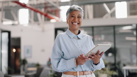 Mujer-De-Negocios-Senior,-Tableta