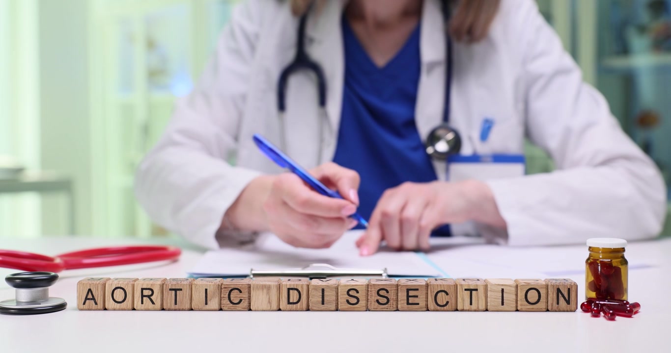 Penulisan medis profesional yang menganalisis kasus diseksi aorta secara rinci dan cermat