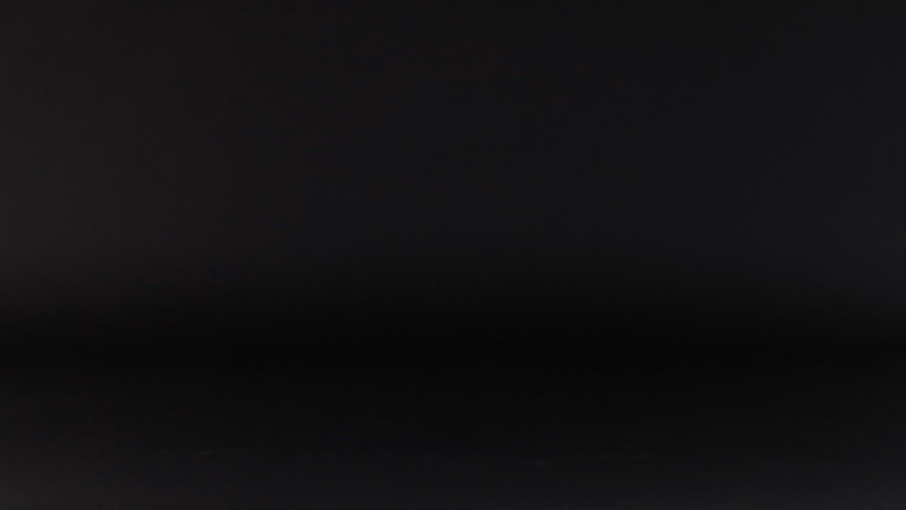 теннисный мяч катится на темном фоне