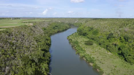 sobrevuelo aéreo del río chavón ubicado al este de la república dominicana al sol
