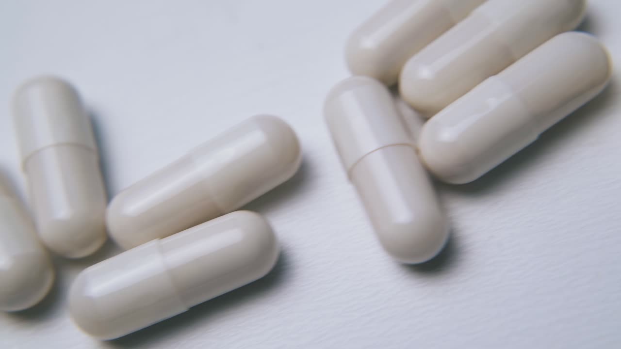 밝은 배경에  ⁇ 색 의료  ⁇ 을 따라 움직임