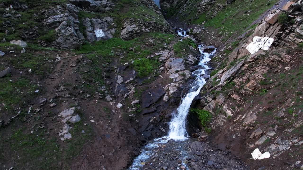 cascadas en la carretera naran kaghan hasta la cima de babusar, delante de kaghan khayber pakhtun khawa