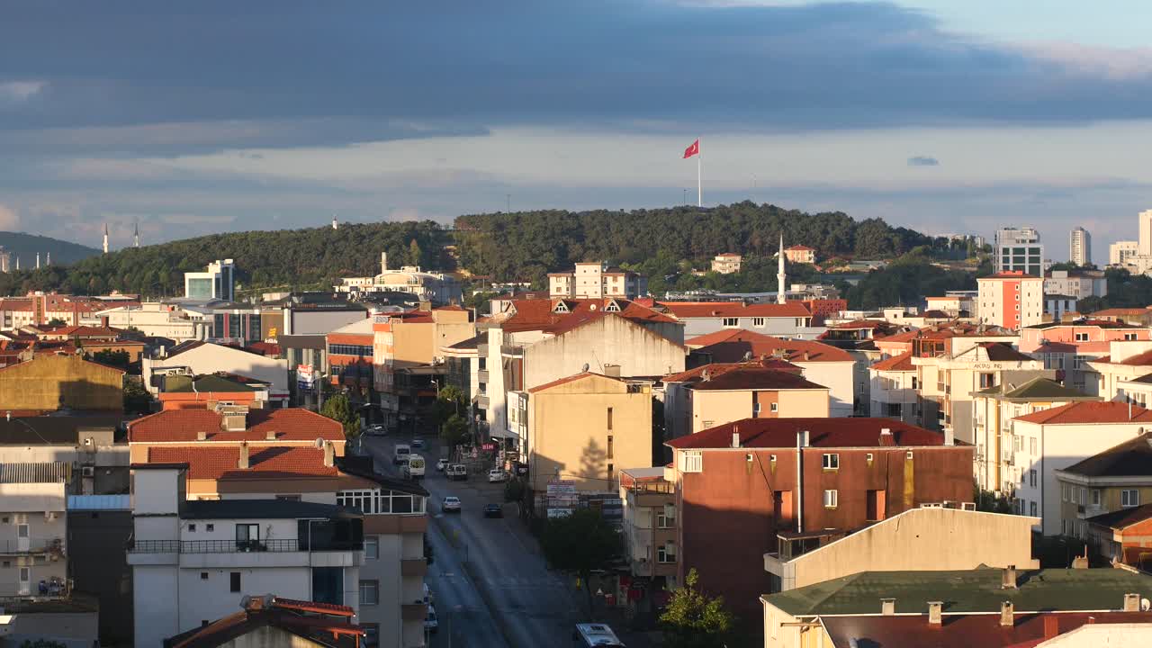 paisaje urbano de una ciudad turca con una bandera en una colina