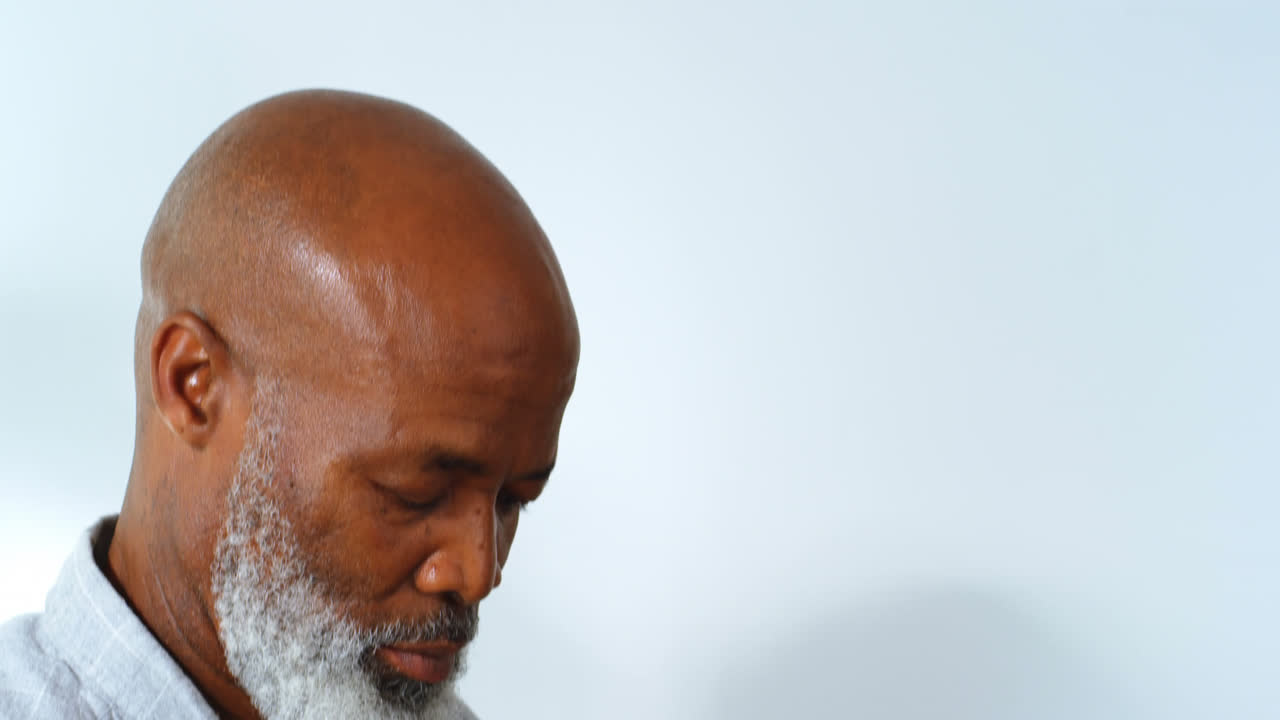 4k 데스크에서 휴대폰을 사용하는 사업가