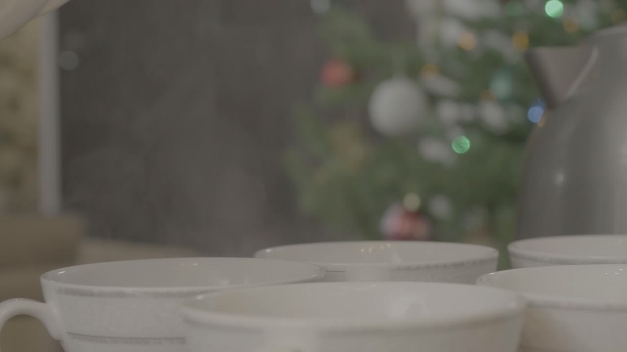 크리스마스 모임 에서 차 를 부는 것