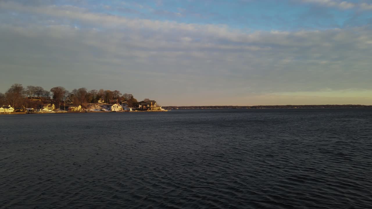 물에서 지역 호수 집으로 패닝