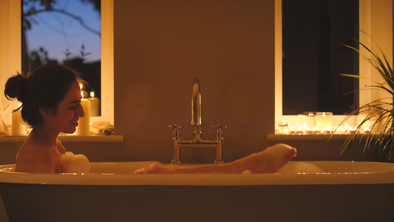 여자, 휴식을 취하고 목욕에서 몸을 청소