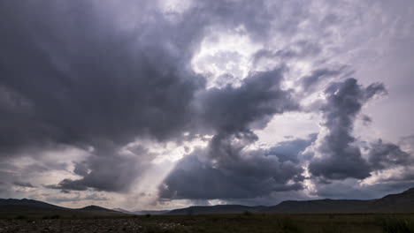 Increíble-Lapso-De-Tiempo-Del-Paisaje-De-Estepas-Con-Nubes-Tormentosas-Mongolia