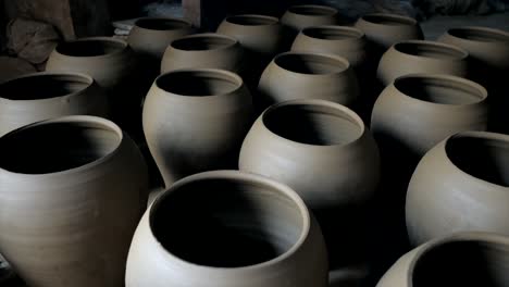 vasijas de arcilla hechas a mano recién moldeadas en el taller de alfareros