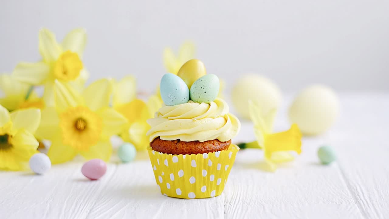 Easter Cupcake with Daffodils