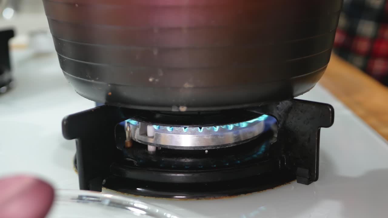 주방 스토브 에 있는 천연 가스 불꽃