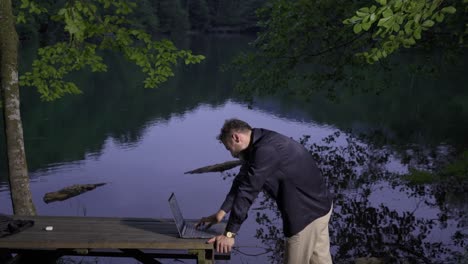 hombre de negocios hablando por teléfono en un área natural.
