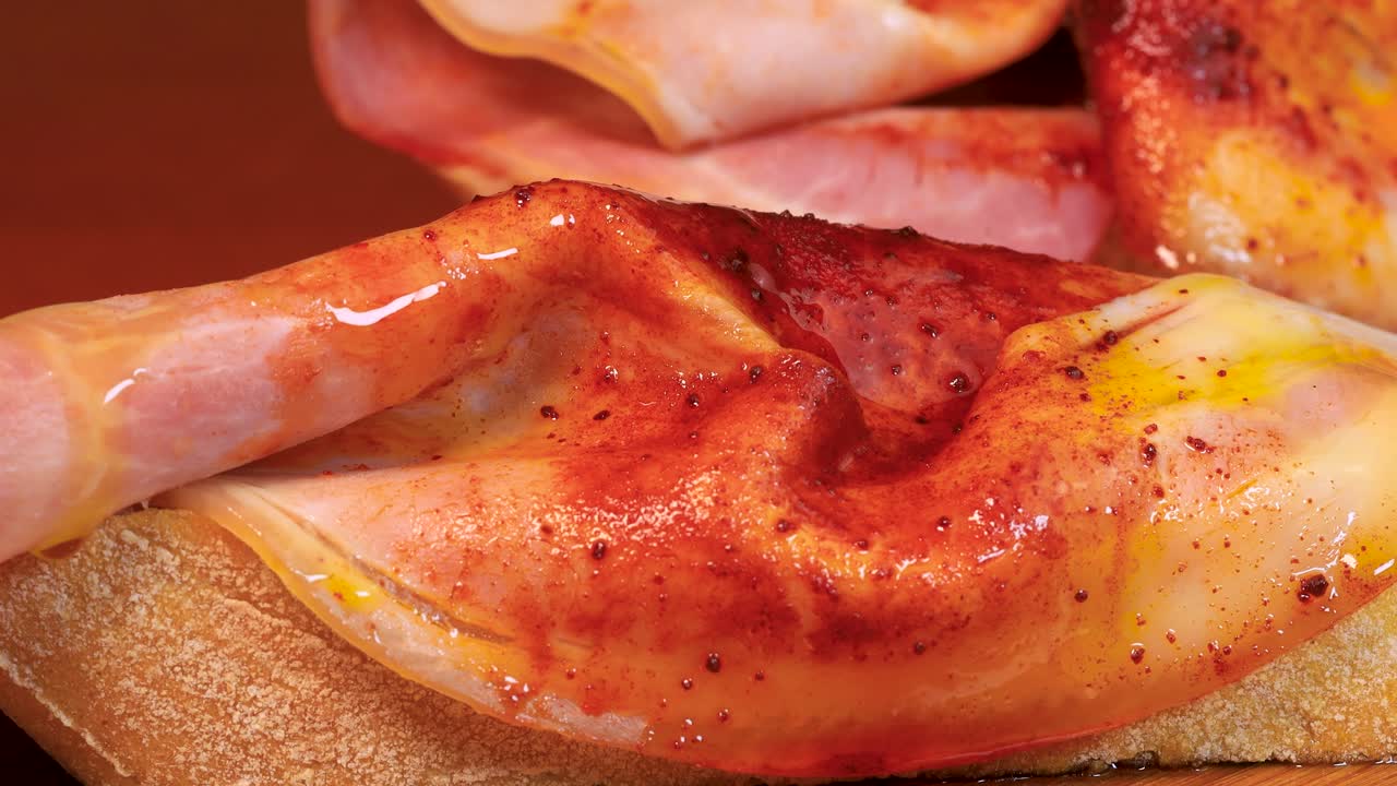 올리브 오일의 매크로 은 맛있는 햄 조각 위에 어,  조각의 위에, 4k에서 매크로