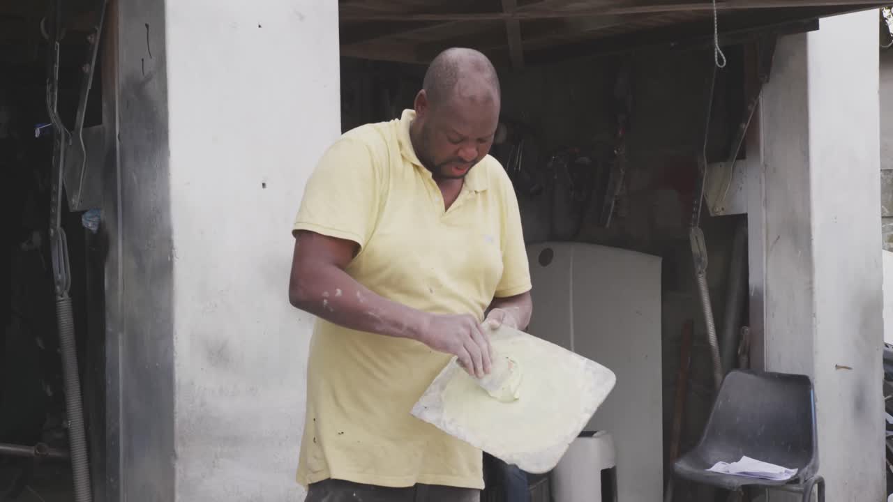 Africký muž lakující auto