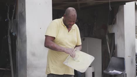 hombre africano pintando un coche